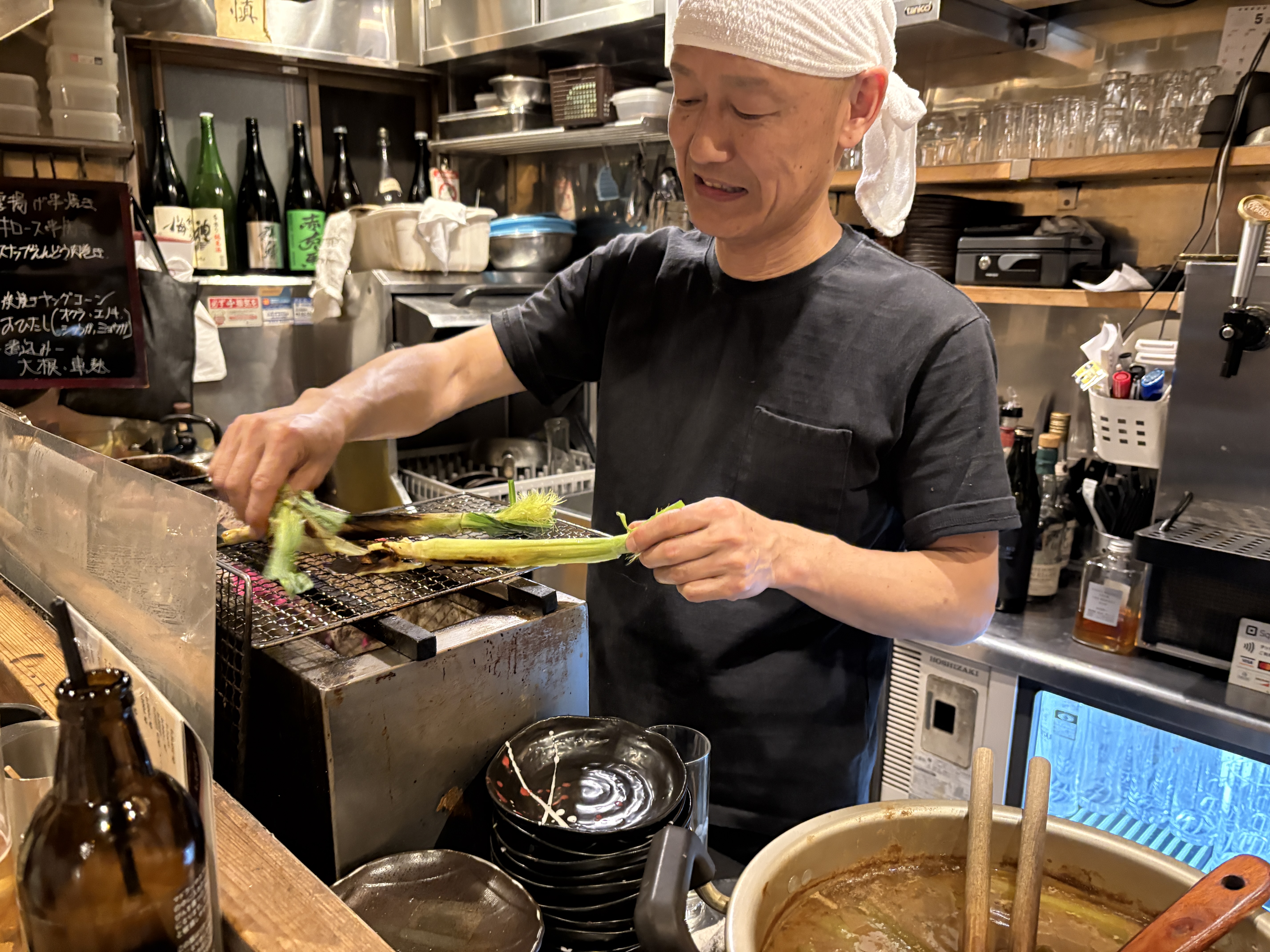 炭火でもつを焼く
