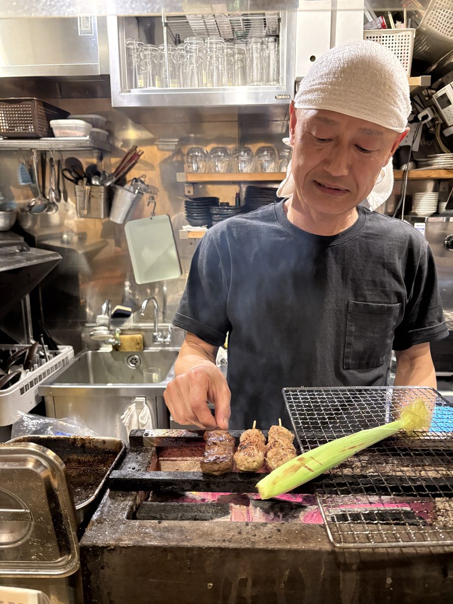 炭火で串を焼く
